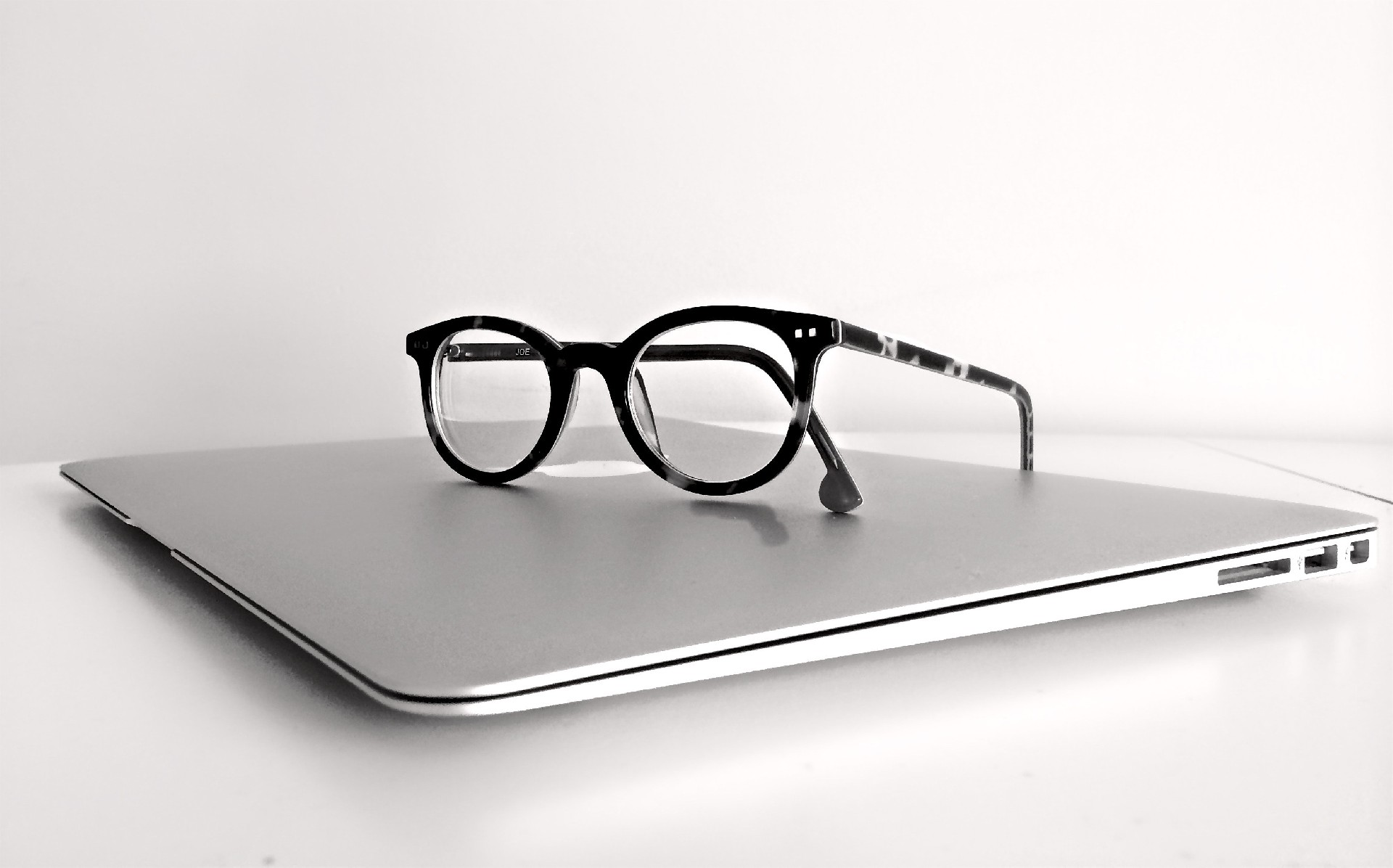 apple-computer-eyeglasses-159417.jpg